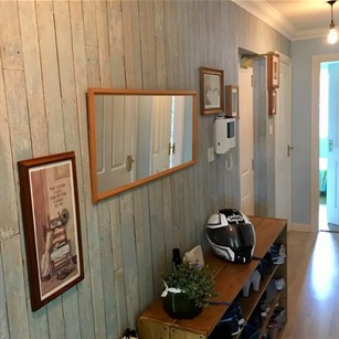 بزرگنمایی بصری یک راهروی باریک: نکات و ترفندها هنگام استفاده از کاغذ دیواری